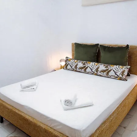 Aroma Elias * Chrisi Ammoudia