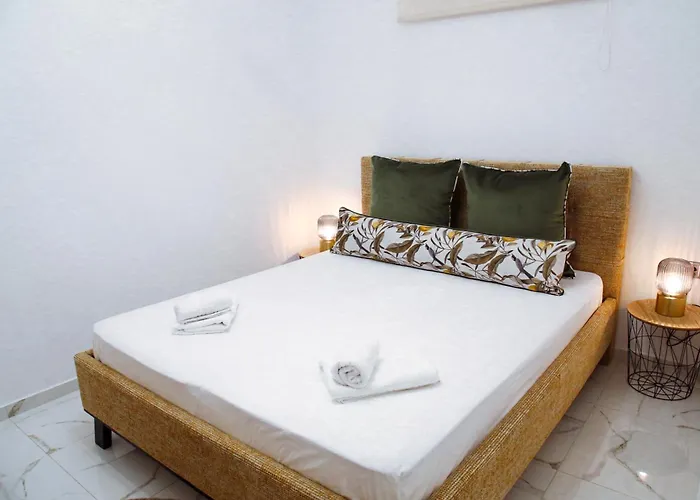 Aroma Elias * Chrisi Ammoudia