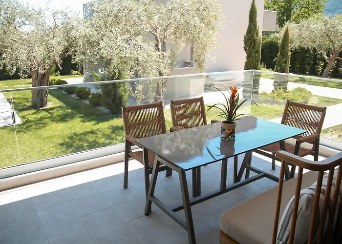 Aroma Elias * Chrisi Ammoudia