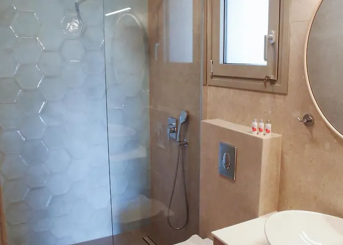 Aroma Elias * Chrisi Ammoudia